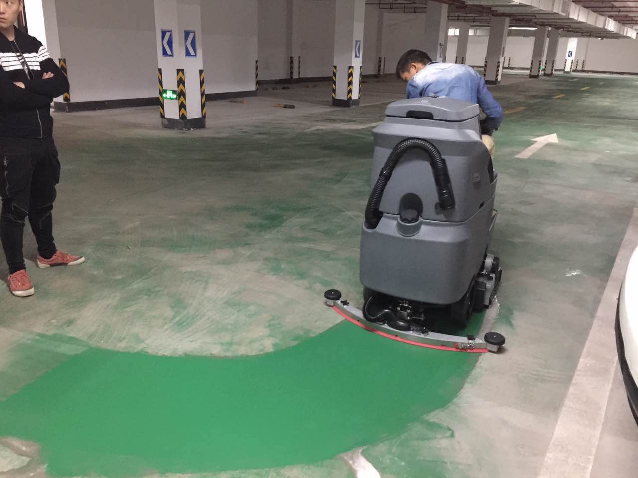 駕駛式洗地機，地下車庫清潔的得力助手