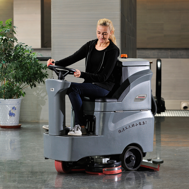 駕駛式洗地機(jī)是怎么完成清潔工作的？