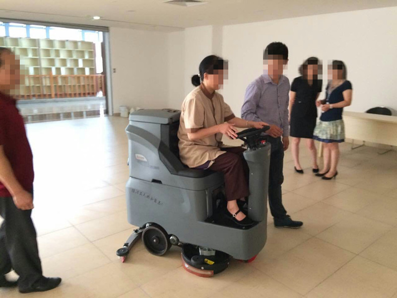 駕駛式洗地機(jī)，安全性高，效率高，噪音低，壽命長
