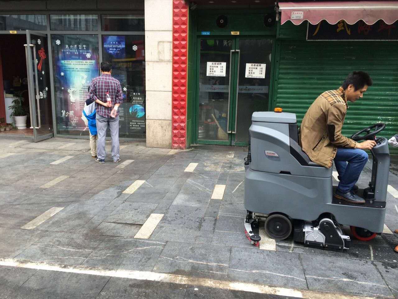 駕駛式洗地機的電瓶多長時間更換一次，大約多少錢？
