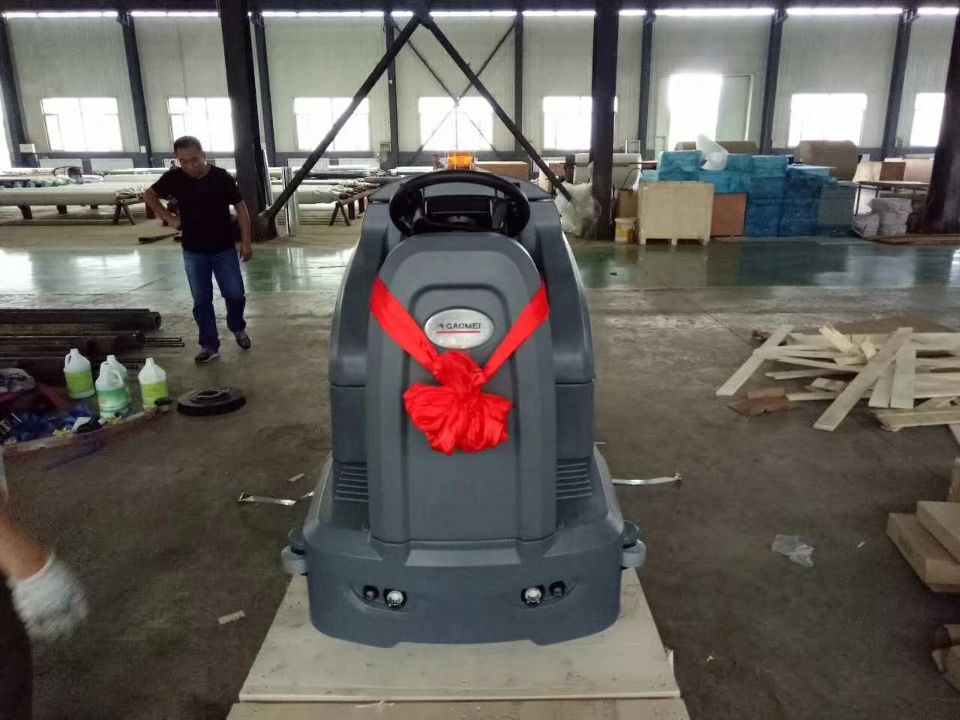 生產(chǎn)車(chē)間如何選擇駕駛式洗地機(jī)廠家？