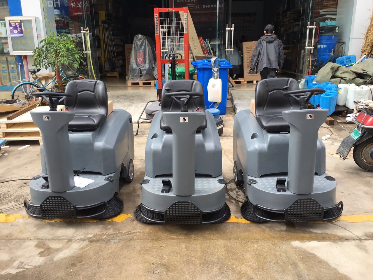 高美掃地機(jī)清掃工廠車(chē)間地面上的面粉、木屑干凈的簡(jiǎn)直沒(méi)話說(shuō)