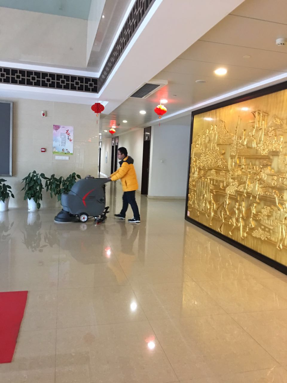 酒店可以使用電動(dòng)洗地機(jī)嗎？