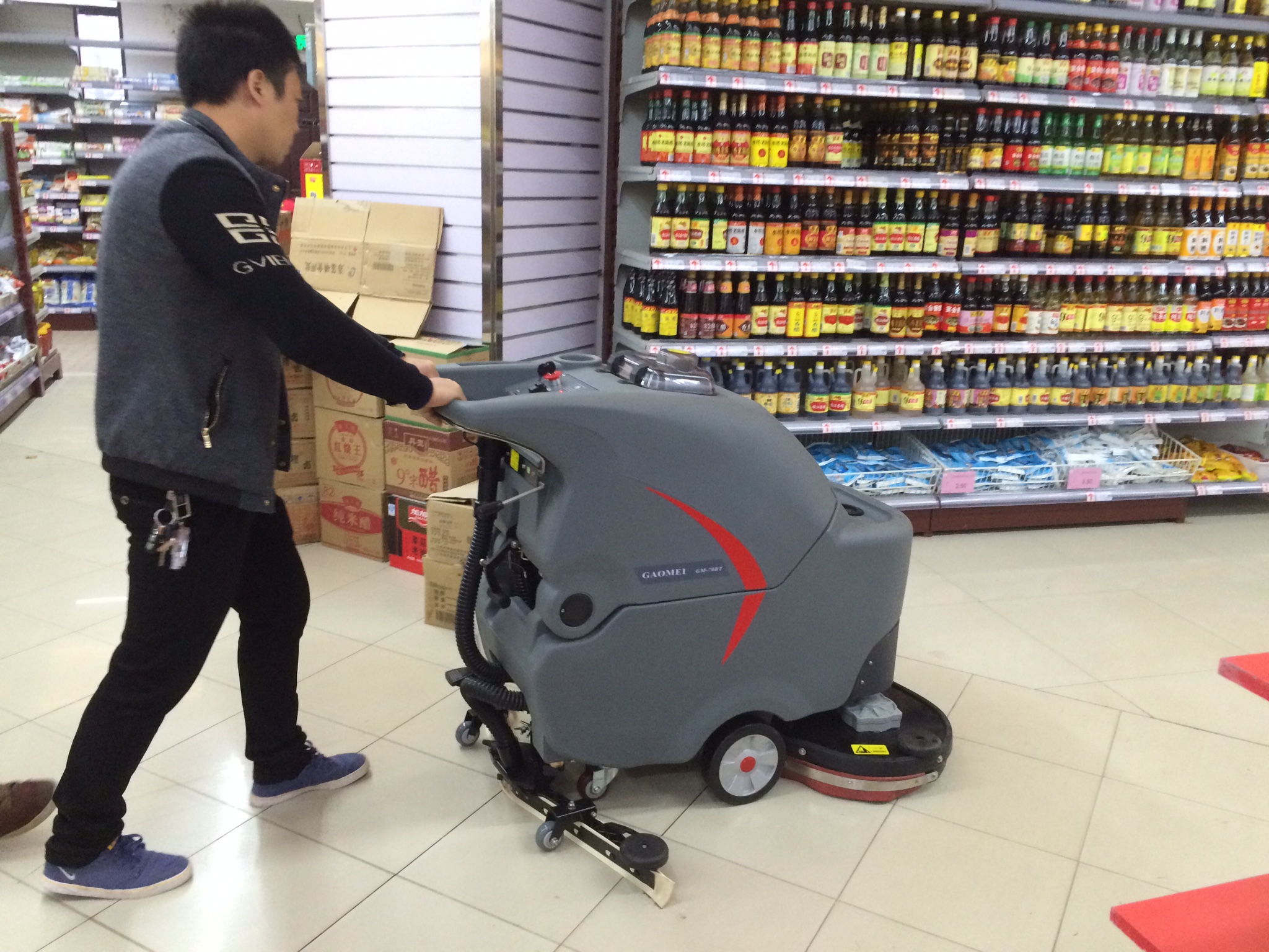 酒店，商場(chǎng)，超市該如何選擇手推式洗地機(jī)？