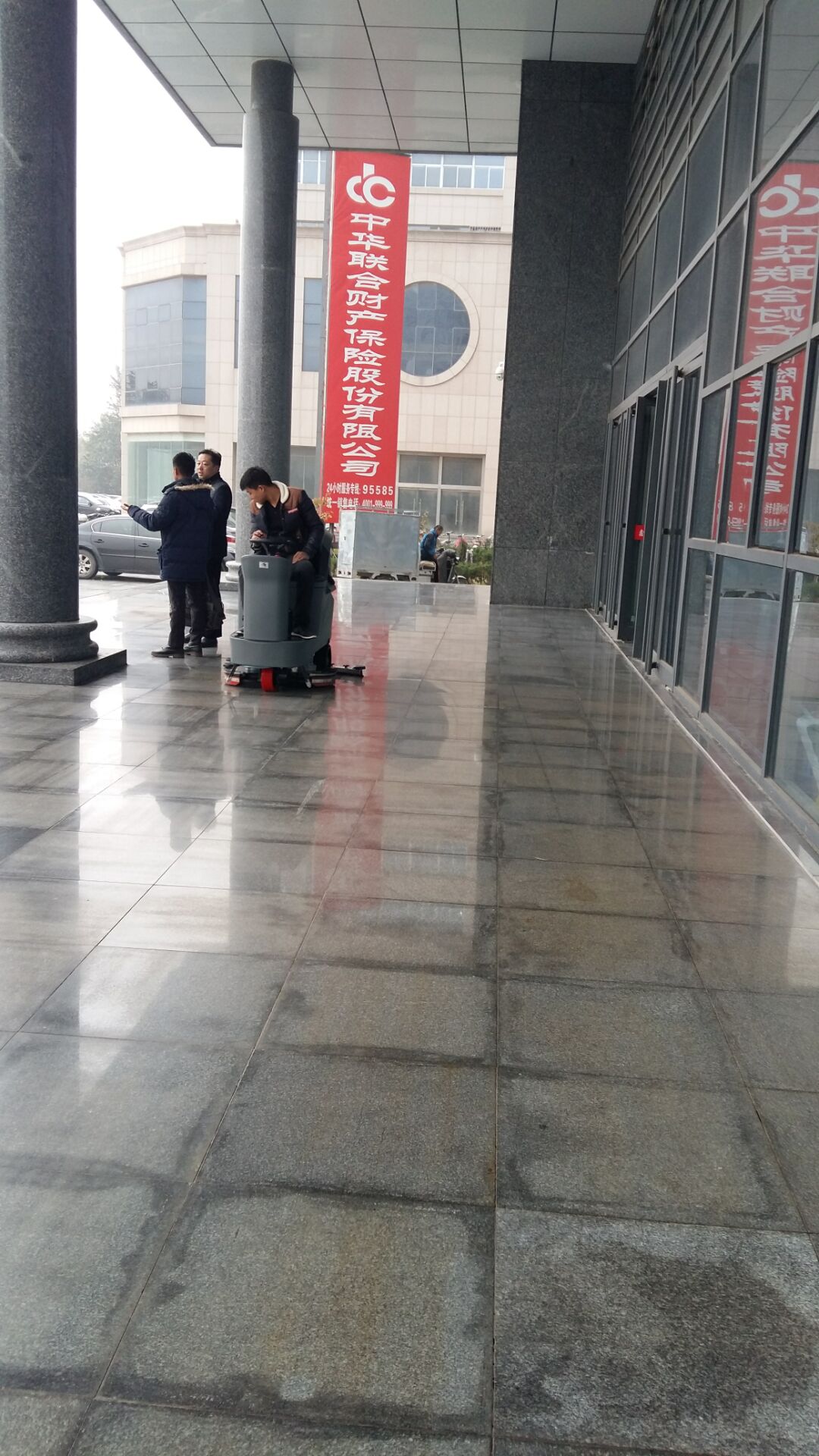 駕駛式洗地機(jī)充滿電能用多長(zhǎng)時(shí)間？真的沒(méi)那么簡(jiǎn)單