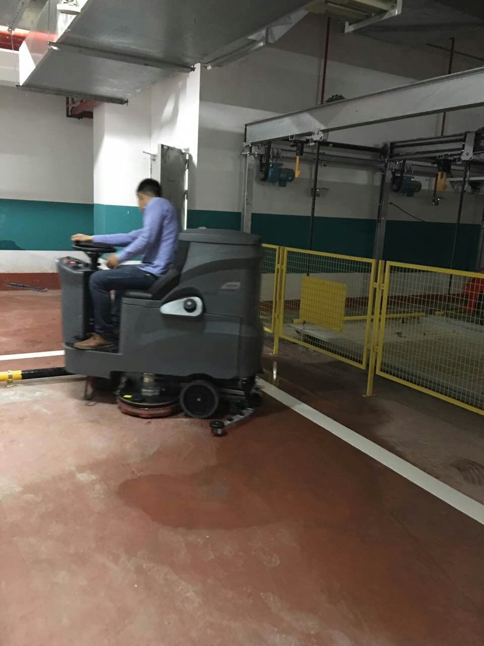 駕駛式洗地機(jī)出現(xiàn)故障有哪些原因，駕駛式洗地機(jī)該如何保養(yǎng)？