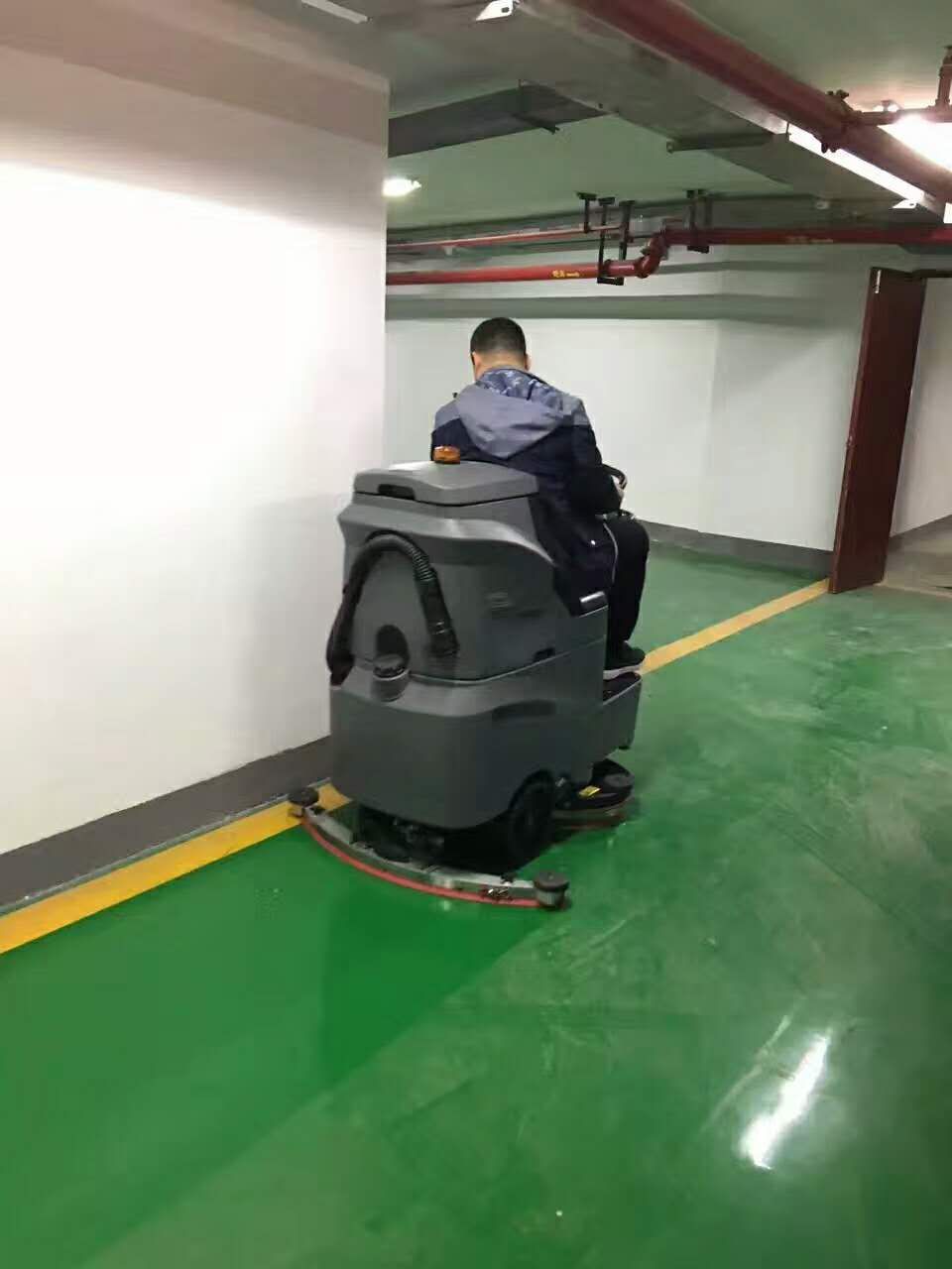 生產(chǎn)車(chē)間如何選擇駕駛式洗地機(jī)廠家？到底誰(shuí)家更值得信賴