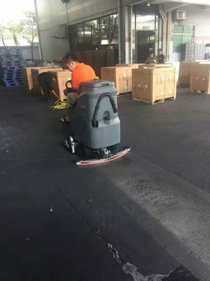 駕駛式全自動洗地機，保潔行業(yè)的神器！