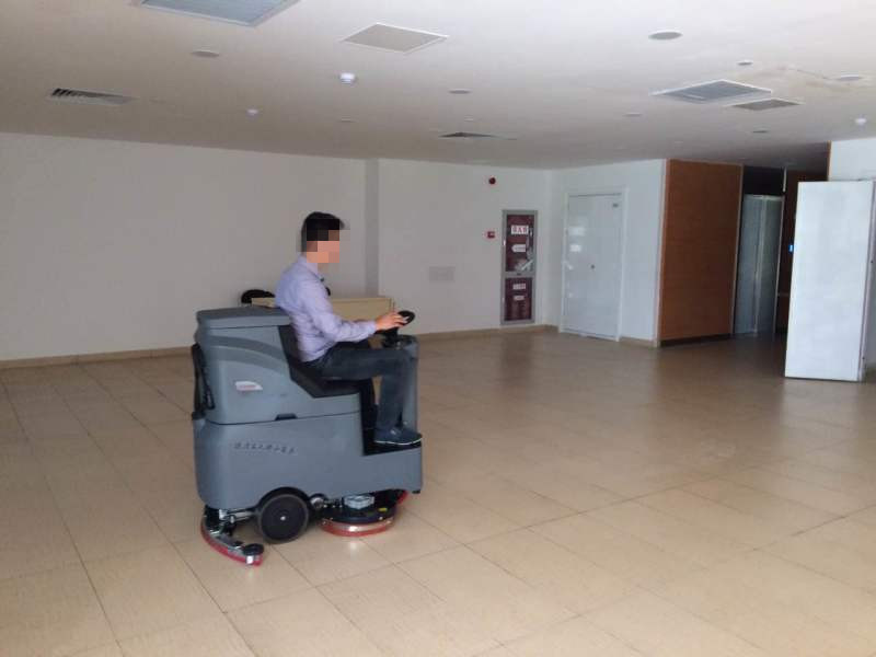 駕駛式洗地機(jī)在環(huán)境清潔中的獨(dú)具優(yōu)勢在哪里？