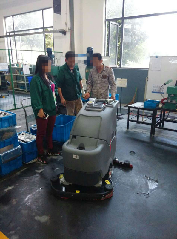 商場，超市選擇什么樣的全自動(dòng)洗地機(jī)做保潔比較合適?